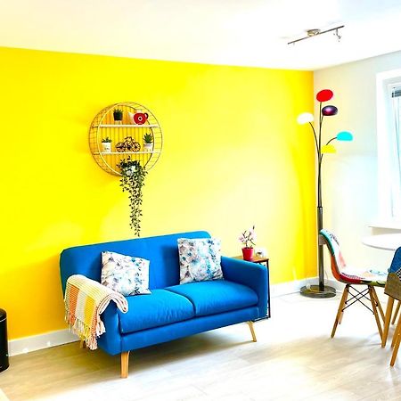 Appartamento Modern Townhouse, Sleeps 4 With Parking Wakefield Esterno foto