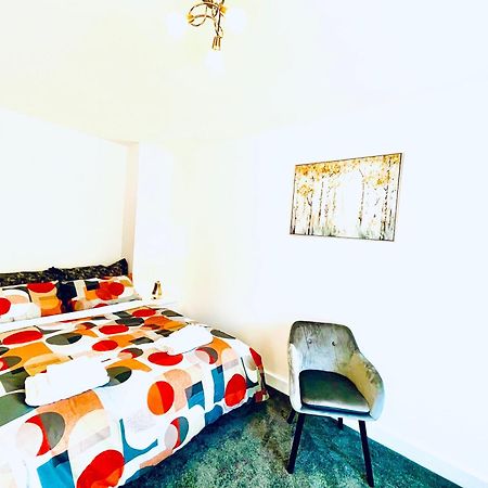 Appartamento Modern Townhouse, Sleeps 4 With Parking Wakefield Esterno foto