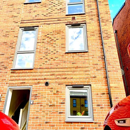 Appartamento Modern Townhouse, Sleeps 4 With Parking Wakefield Esterno foto