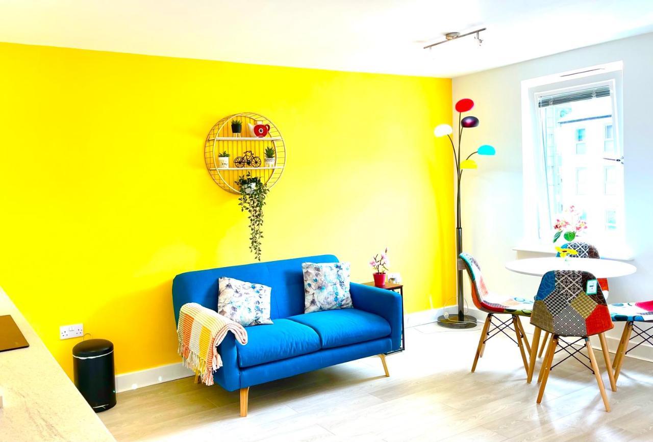 Appartamento Modern Townhouse, Sleeps 4 With Parking Wakefield Esterno foto