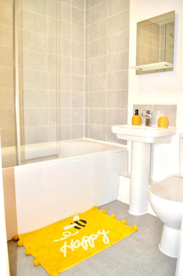 Appartamento Modern Townhouse, Sleeps 4 With Parking Wakefield Esterno foto