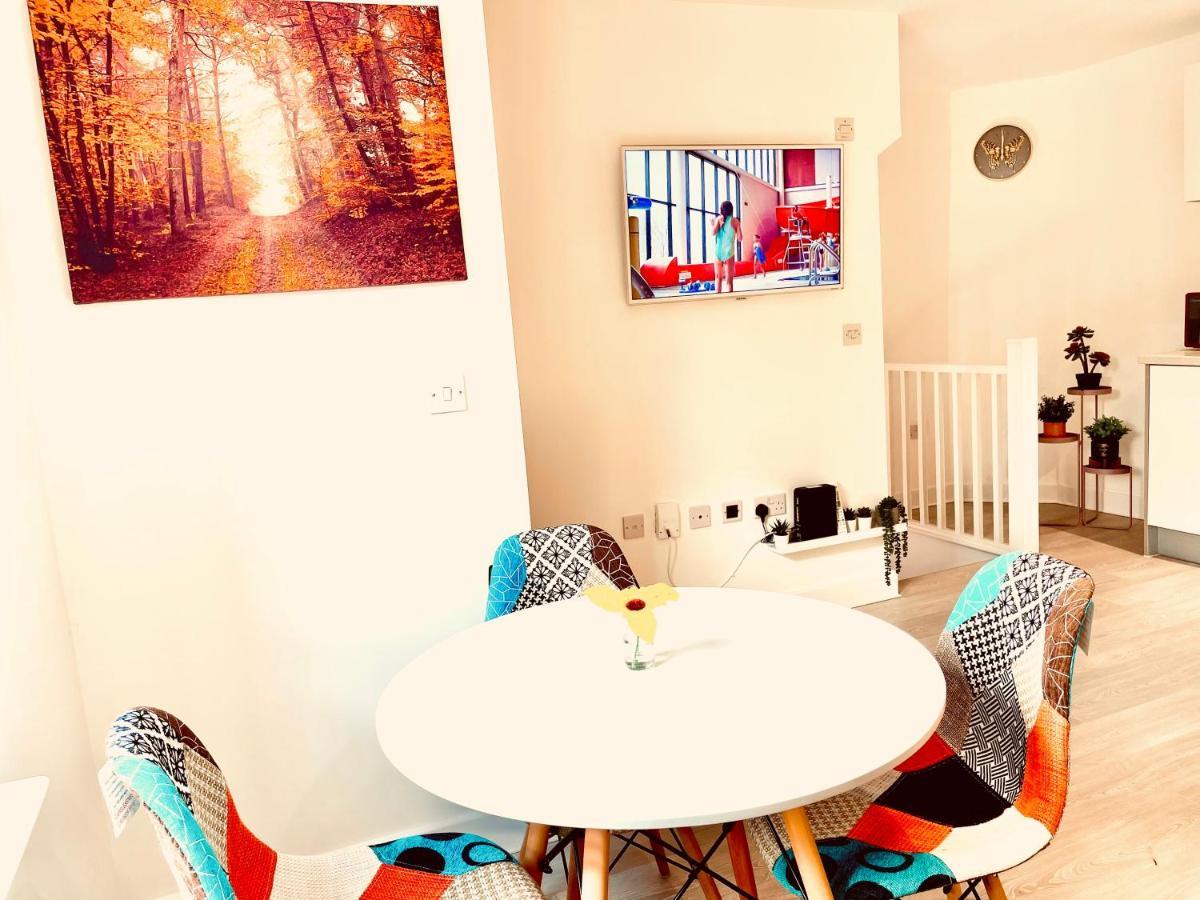 Appartamento Modern Townhouse, Sleeps 4 With Parking Wakefield Esterno foto