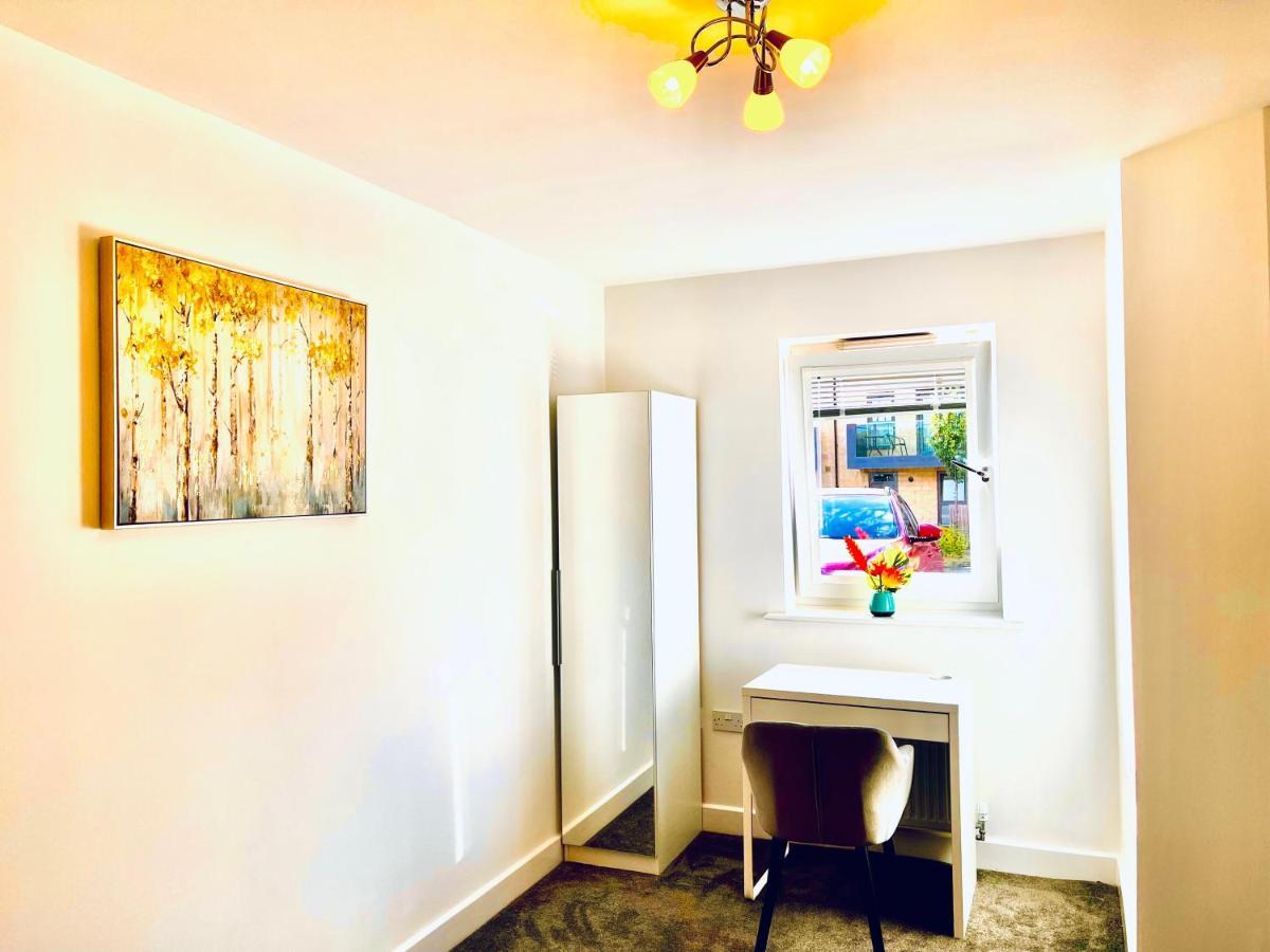 Appartamento Modern Townhouse, Sleeps 4 With Parking Wakefield Esterno foto