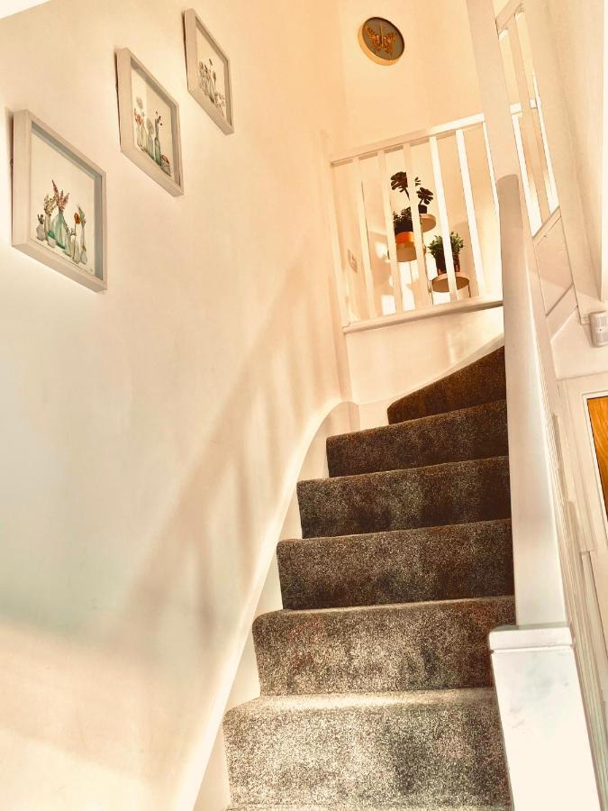 Appartamento Modern Townhouse, Sleeps 4 With Parking Wakefield Esterno foto