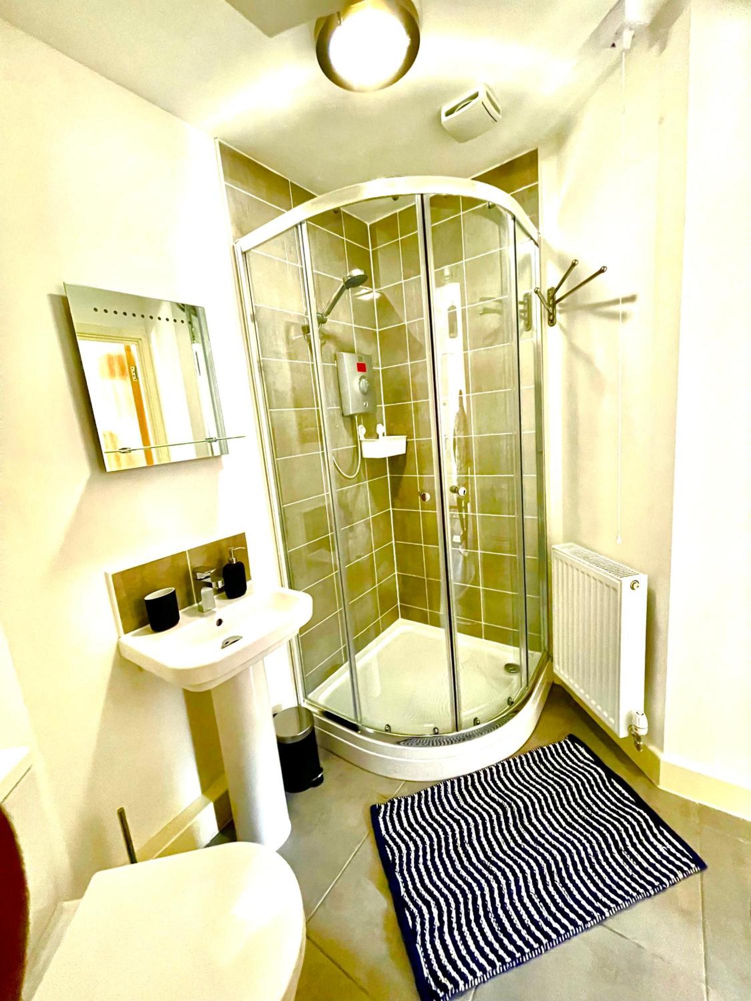 Appartamento Modern Townhouse, Sleeps 4 With Parking Wakefield Esterno foto