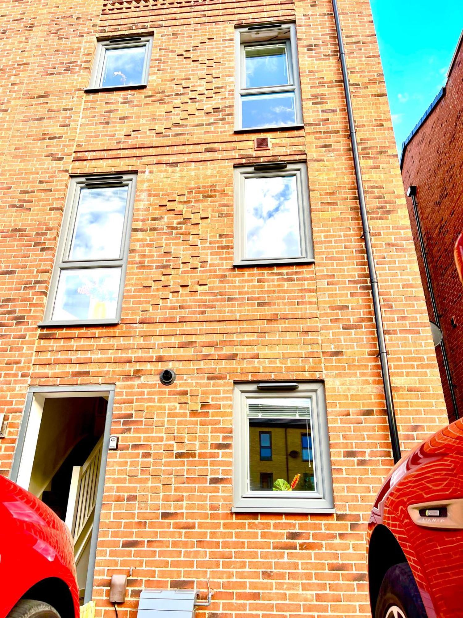 Appartamento Modern Townhouse, Sleeps 4 With Parking Wakefield Esterno foto